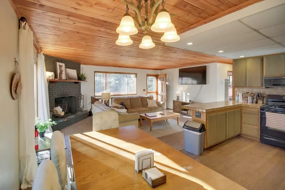 Peaceful & Idyllic Forest Cabin w/ Pool Table