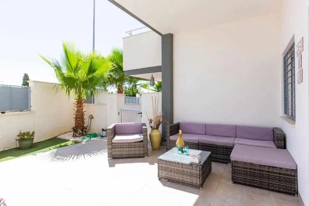 PINK GARDEN-Bungalow con piscina.Free Parking