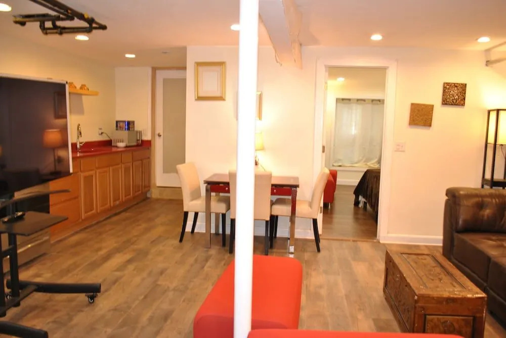 l 3 into Newark Airport Lower Level Apartment