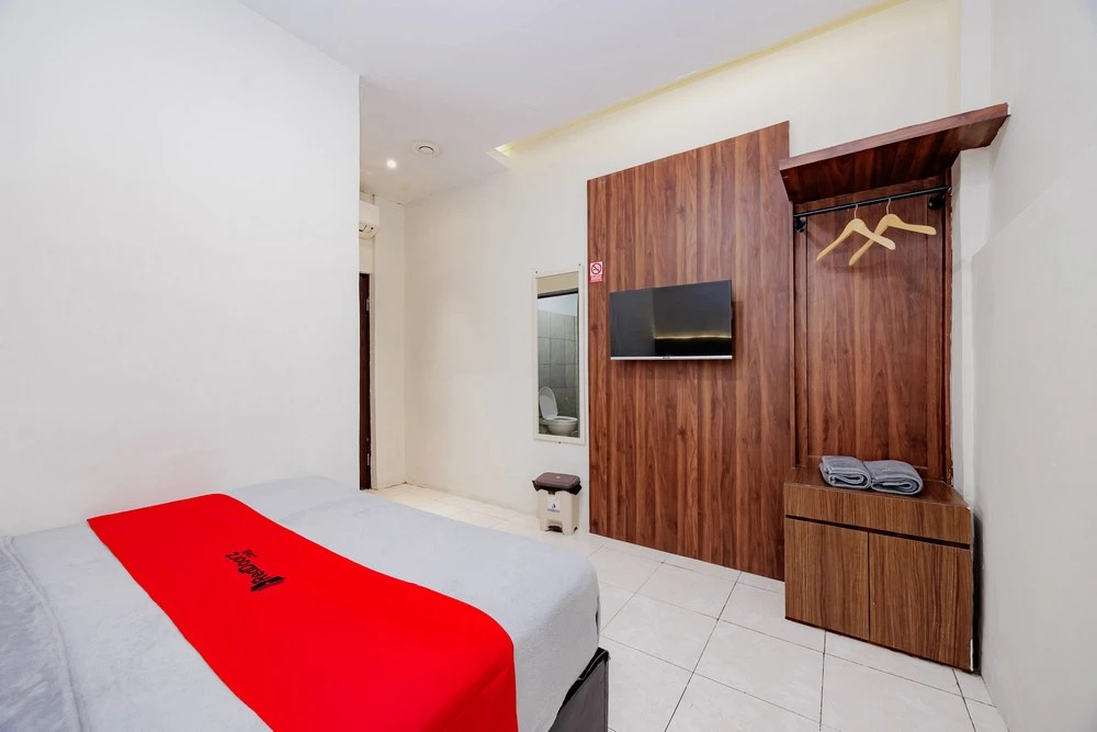 RedDoorz Plus at D San Residence Buah Batu