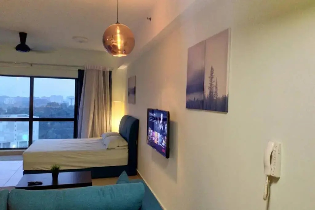 HB1614 ,Cyberjaya, Lake view, WiFi, Netflix, Free Parking, Gym, Swimming Pool, Basket Ball Court, Family play area