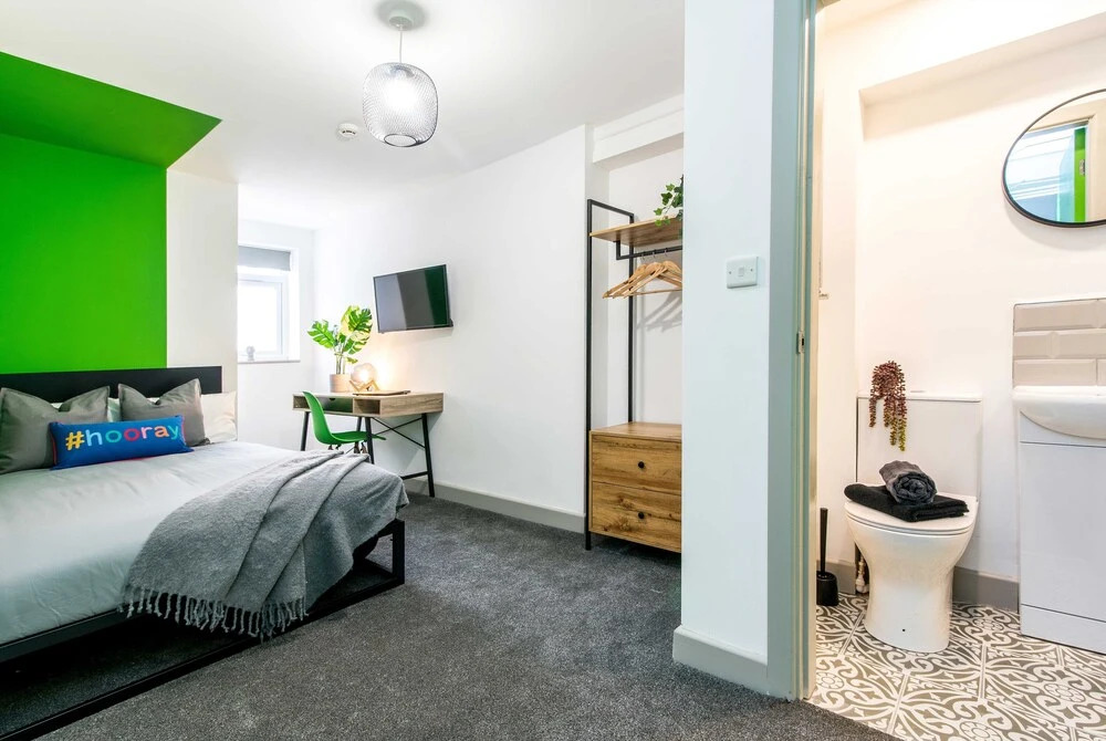OnPoint - Large 6 Bed House With Parking