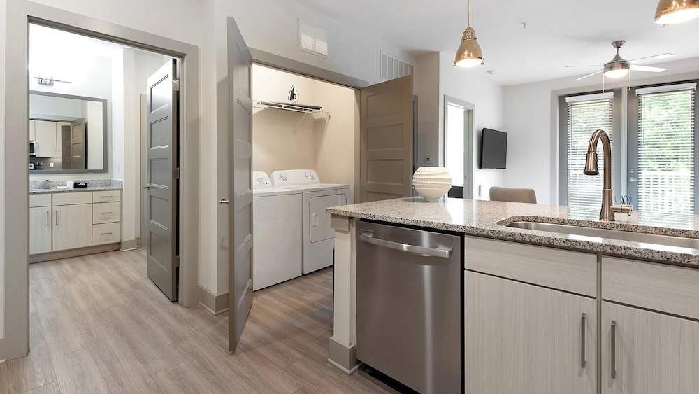 Landing Apartments Near Autumnwood