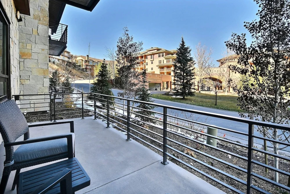 Ski In Out Modern 2BR Residence in Canyons Village
