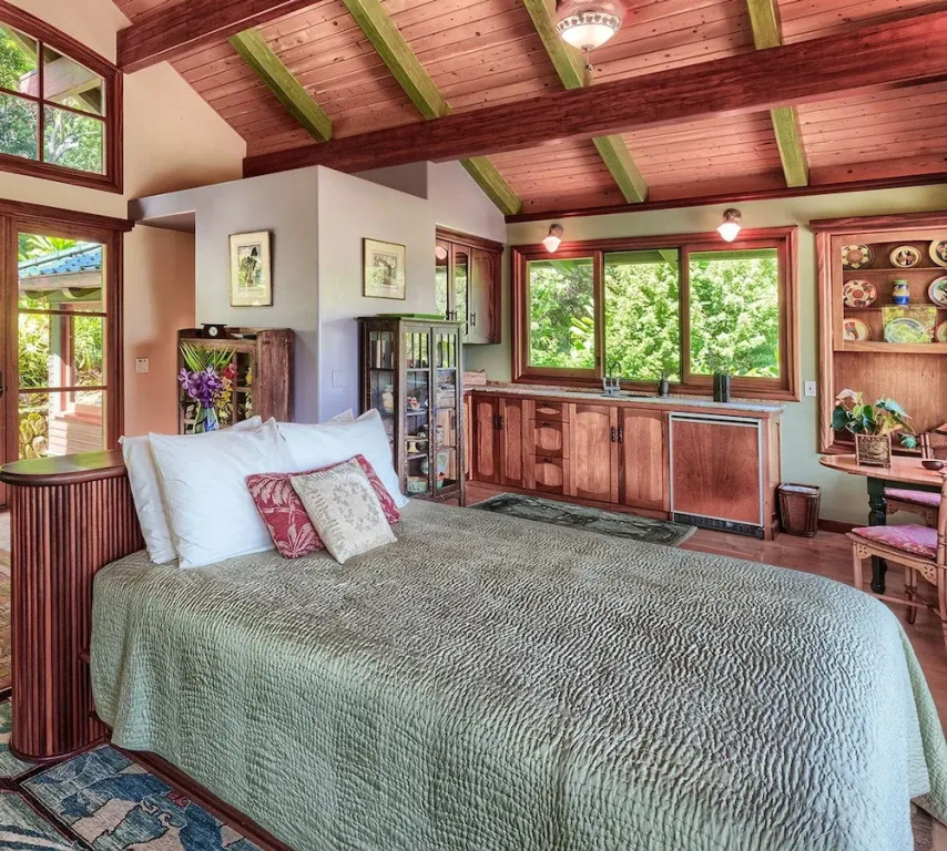 Sea Song in Kilauea With 4 Bedrooms and 6 Bathrooms