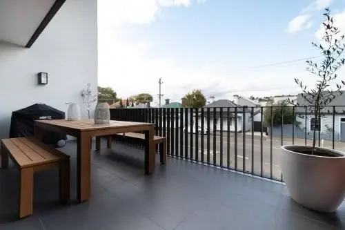 3 Story Townhouse In The Middle Of The City