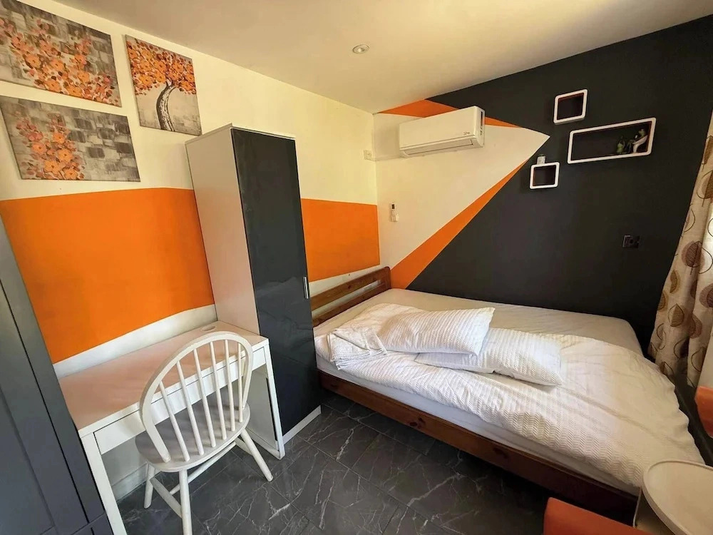 Studio - Parking - Garden - Wifi - Sleeps 2