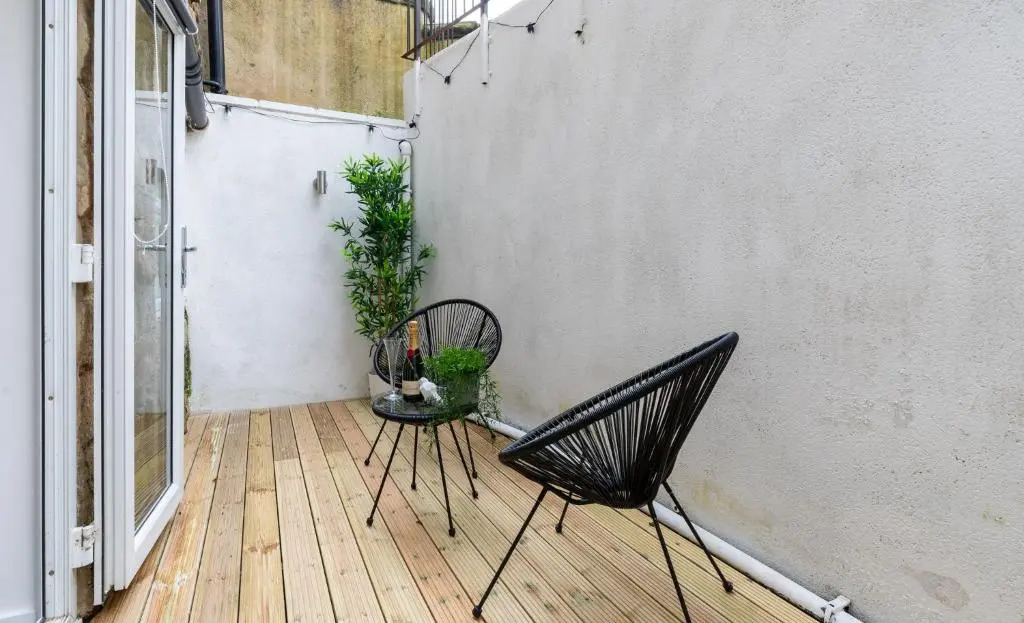 Stylish 2 bed town centre apartment with parking