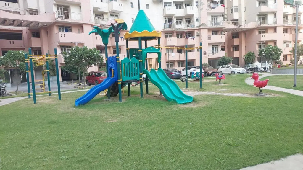 Zest-Noida ExpresswayS143-2BHK-Couple,Party and NRI friendly Place with Kitchen ,living room ,pick drop and car rental