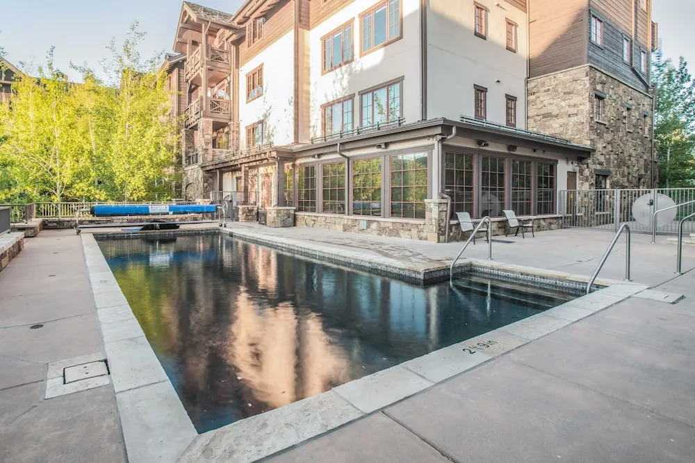 Ski-in/ski-out All-suite W/ Pool, Gym & Hot Tubs 2 Bedroom Condo