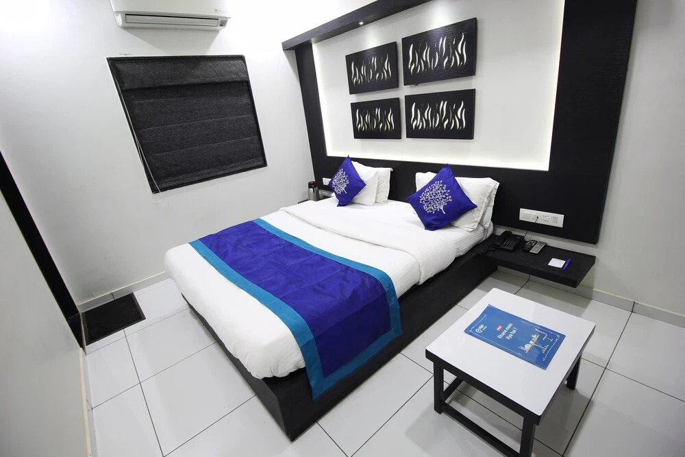 OYO 1319 Hotel Paramount Inn