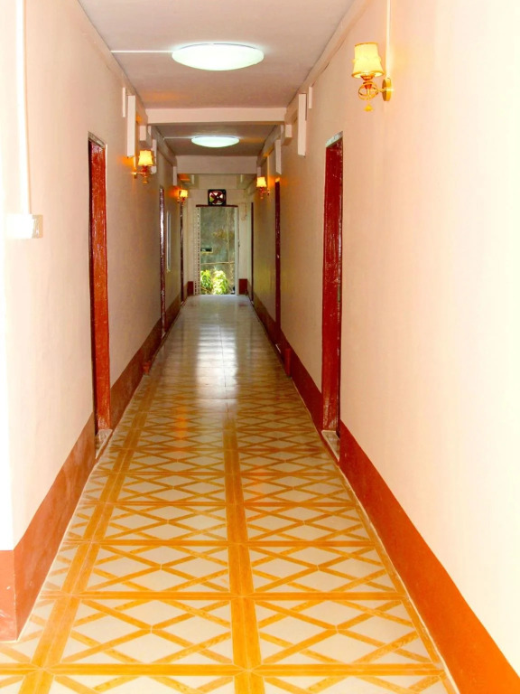 Everest Hotel