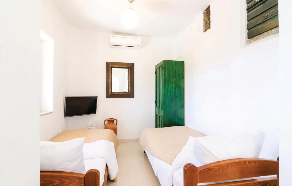 Stunning Home in Lovorno With Wifi and 5 Bedrooms