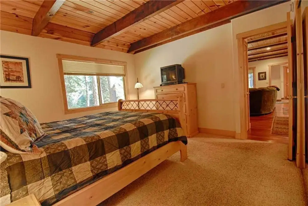 Lazy Bear Lodge W/huge Deck and Hot Tub! #247