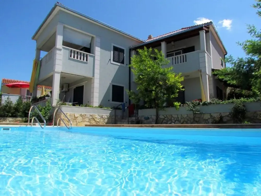 4 Bed Villa Sleeps 9 - Pool Pets Garden Parking