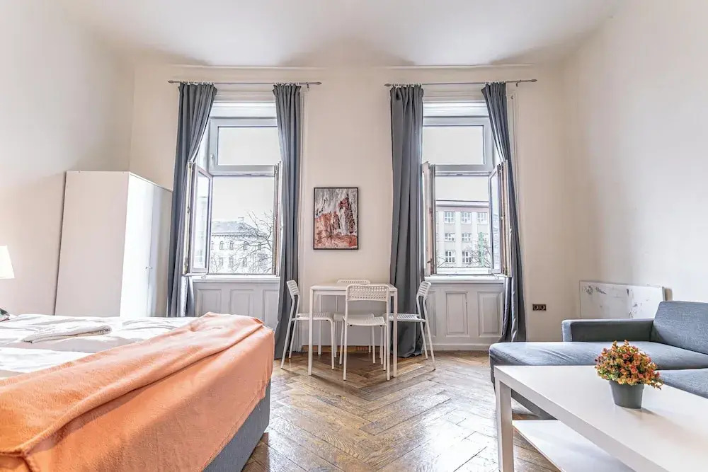 Pretty Apartment Near AKH Center Access