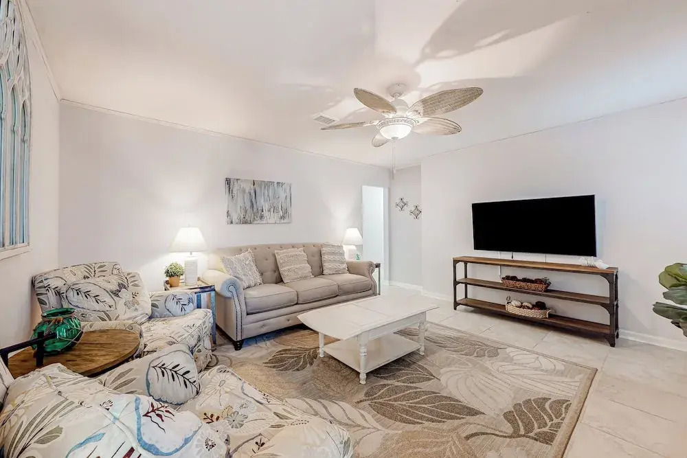 3BR Next to Park w/ Large Yard, AC & W & D