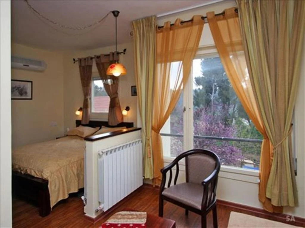 Safed Inn