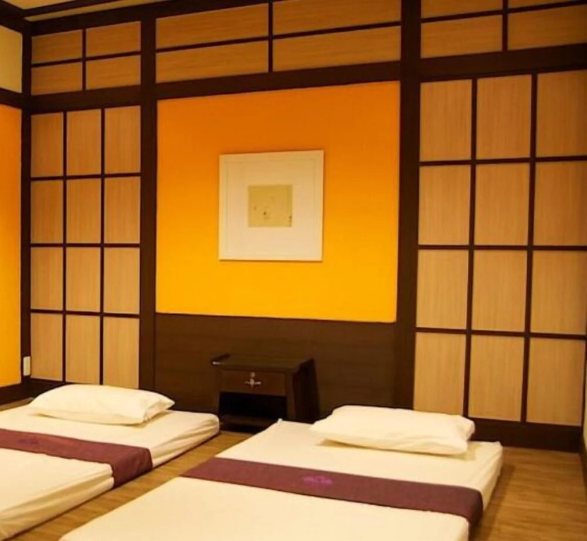 Jolly Suites and Spa Petchkasem
