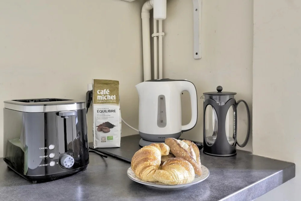 Classy and Cosy 1-bedroom Ensuite, 2min Walk From Cadet Metro