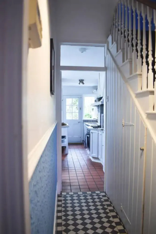 Stylish and Spacious 4 Bedroom Queen's Park House