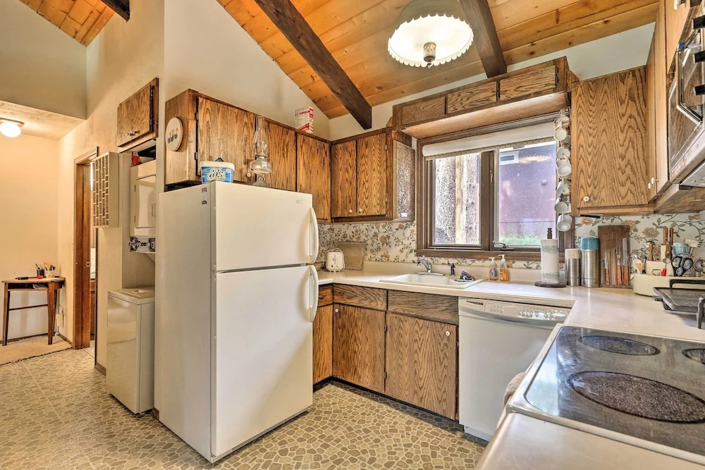 2 Mi to Grand Lake: Cabin w/ Fireplace & Library!
