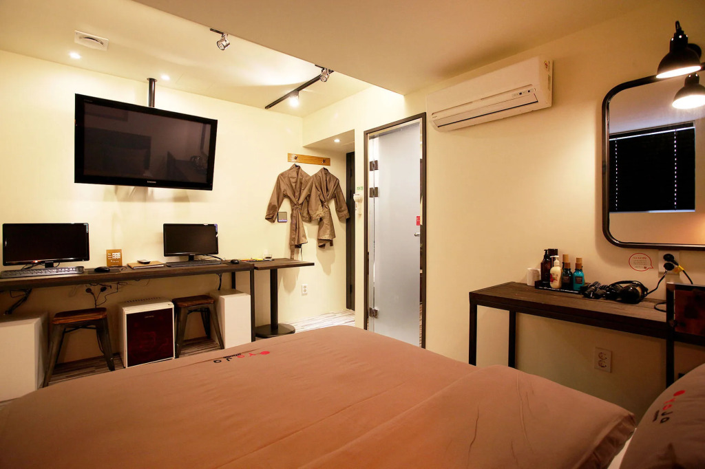 Achasan Station Wall Hotel