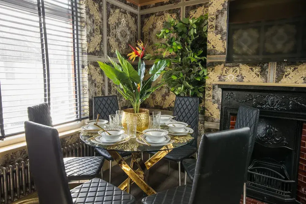 Luxury Versace 2 Bed, Hot Tub, Pool Table, Sky Tv