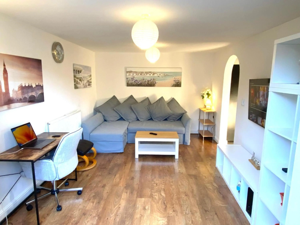 Modern & Stylish 2 Bedroom Apartment! - Ground Floor - FREE Parking for 2 Cars - Netflix - Disney Plus - Sky Sports - 1 Gigabit Internet Service - Newly decorated - Sleeps up to 4! - Close to Bournemouth Train Station