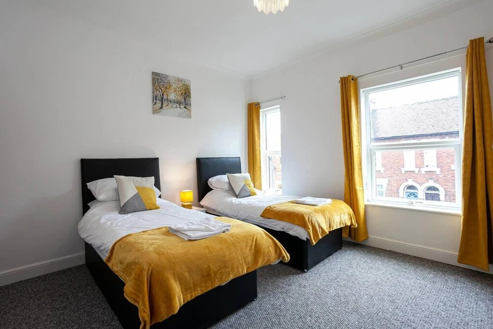 4 Bed House, Sleeps 9, Free Parking