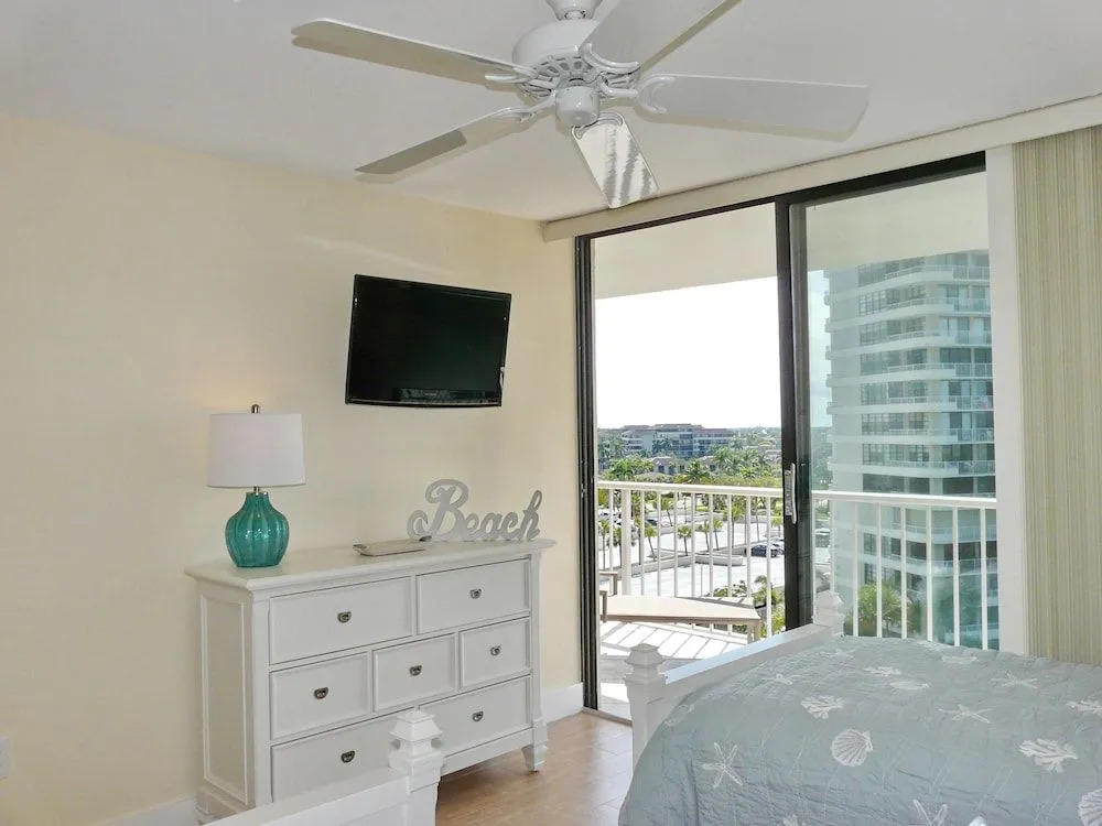 Inviting Condo on Beach With Pool and Tennis Courts