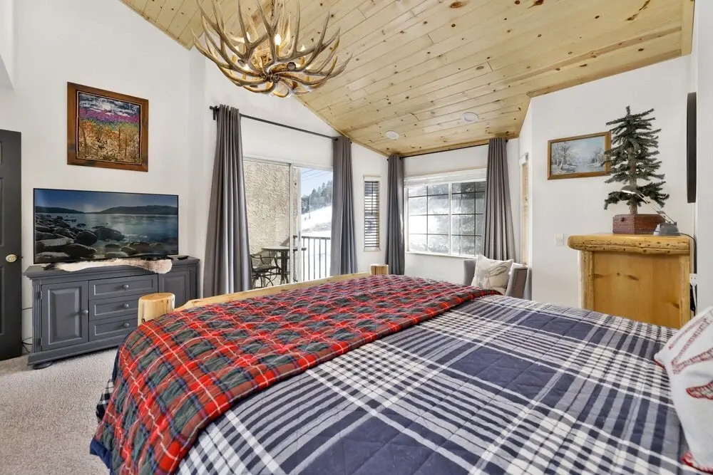 2262-ski Inn Style Chalet 2 Bedroom Home by RedAwning