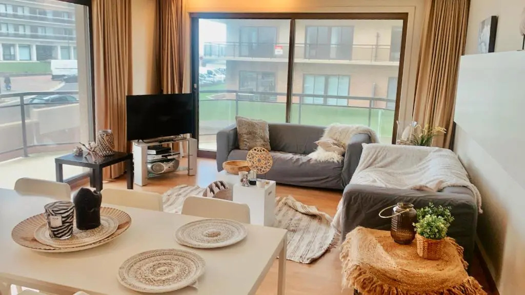 Ruim, lichtrijk appartement met groot terras uitstekend gelegen in De Panne