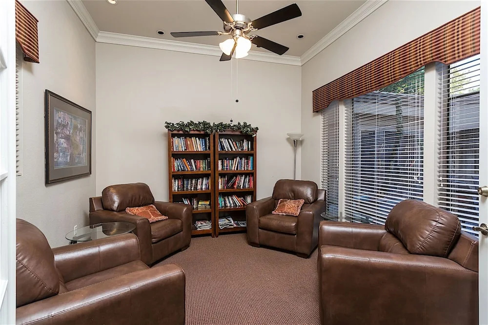 Canuck Condo 2 BR by Casago