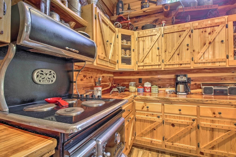 Hot Tub & Fireplace! Macks Creek Cabin on 30 Acres