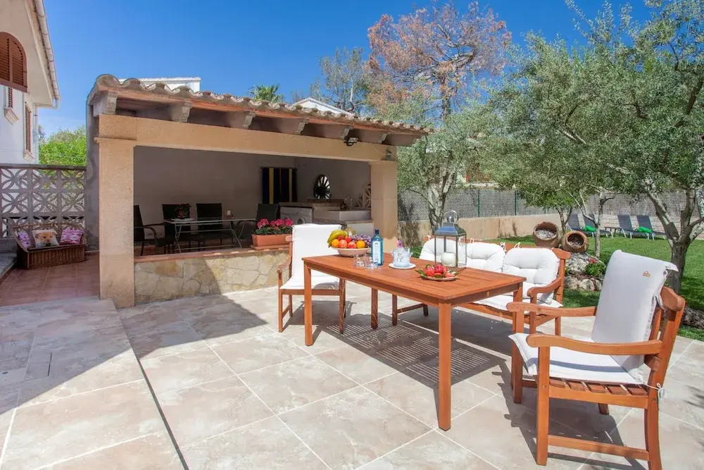 Roses in Alc dia With 4 Bedrooms and 2 Bathrooms