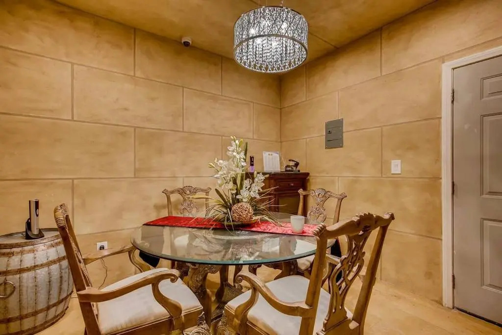 Villa Gordal - Enormous Villa in Las Vegas with 39 Sleeps