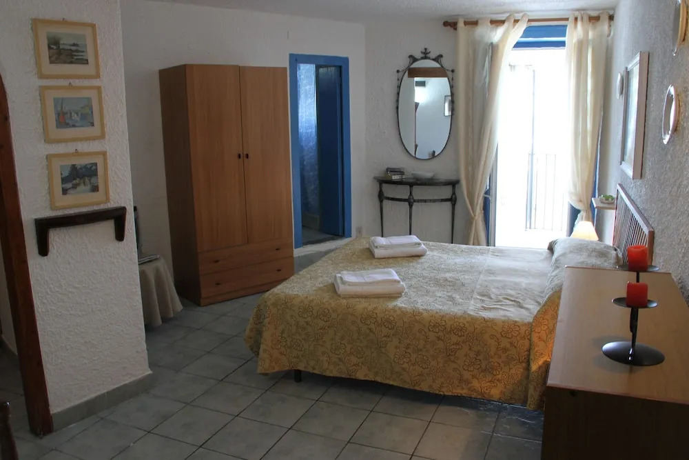 A charming studio apartment with terrace overlooking the sea