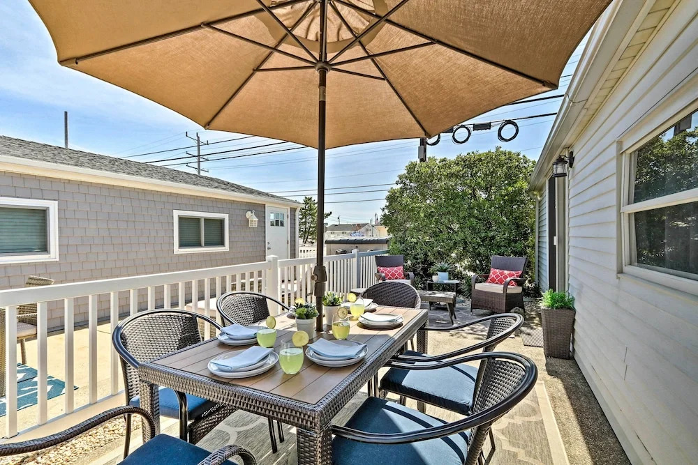 Beachy Lavallette Cottage w/ Outdoor Shower, Patio