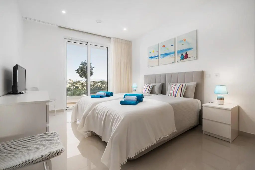 Luxury 2 Bed Apartment, Porto De Mos, 550m from Beach