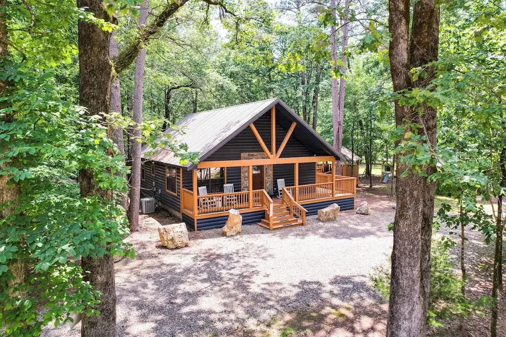 Broken Bow Cabin w/ Hot Tub ~ 5 Mi to State Park!
