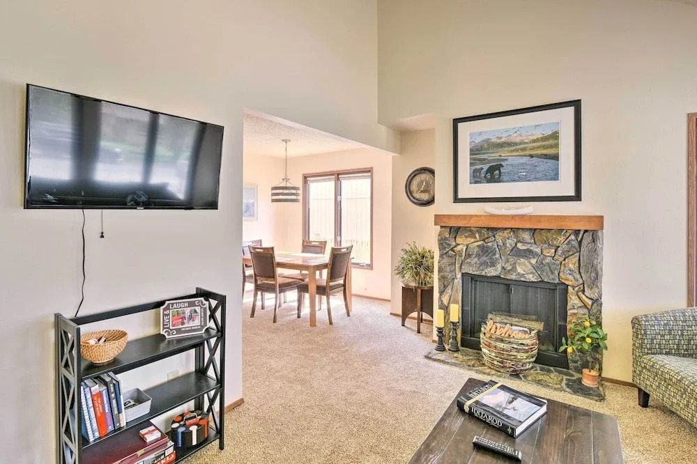 Modern Anchorage Townhome: 8 Mi to Downtown!