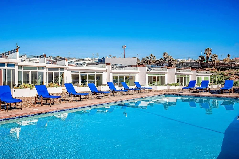 Dog-friendly Suite With Hot Tub, Kitchenette, Heated Outdoor Pool, Private Patio