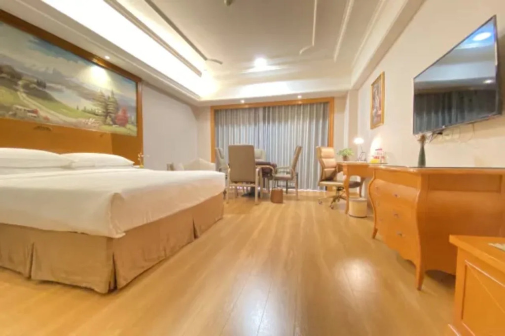 Vienna International Hotel (Xinyang Municipal Government Railway Station)