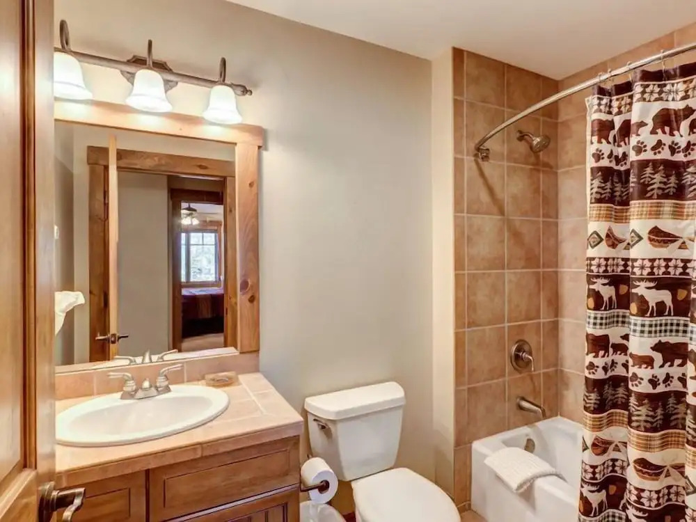 Luxury 2 Bedroom Mountain Vacation Rental in Breckenridge With Access to a Hot Tub and Heated Garage Parking