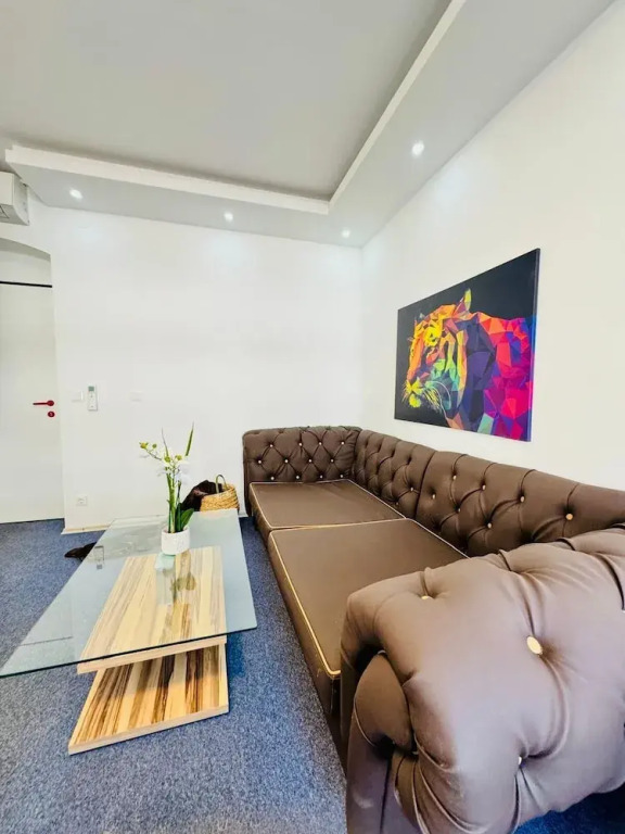 Private Rooms in Spacious 7-Bedroom Apartment, Prime Location