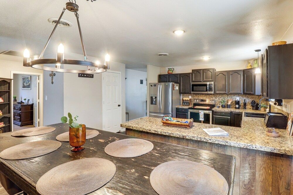 1 Mi to Fool Hollow Lake: Wooded Retreat w/ Deck!