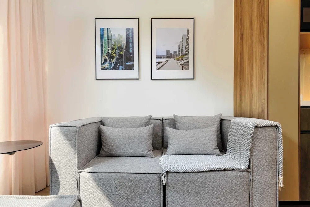 w Striking 2BR in the Heart of San Rafael