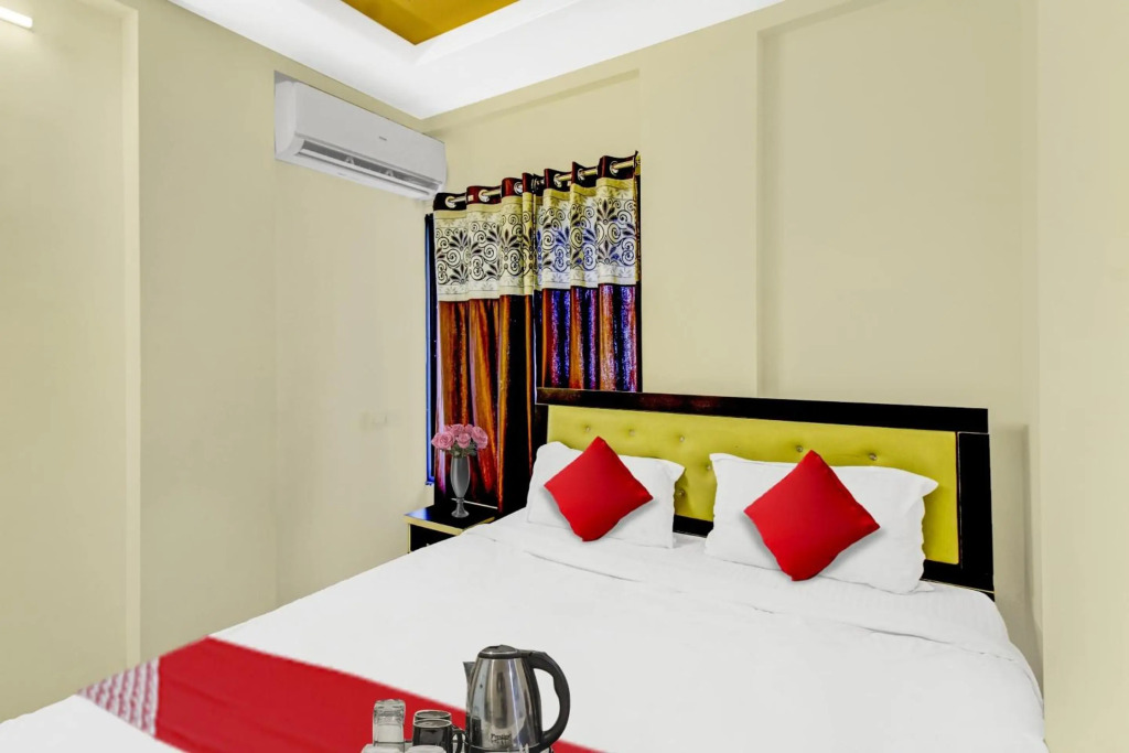 OYO Flagship 70003 Ap Royal Rooms