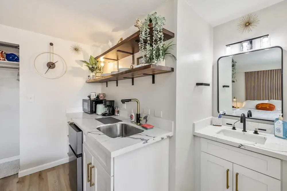 Bright Cozy Condo Unit With Balcony